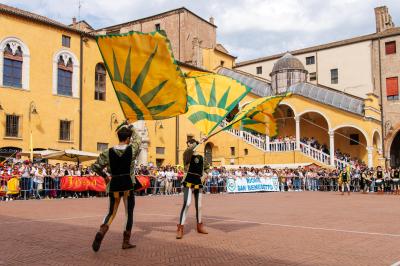 PALIO BANDIERE IN PIAZZA FERRARA