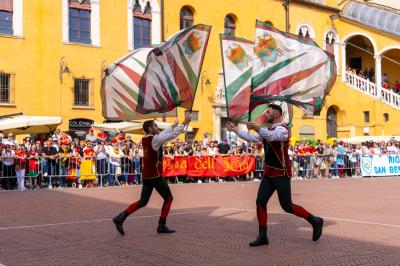 PALIO BANDIERE IN PIAZZA FERRARA