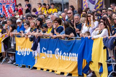 PALIO BANDIERE IN PIAZZA FERRARA