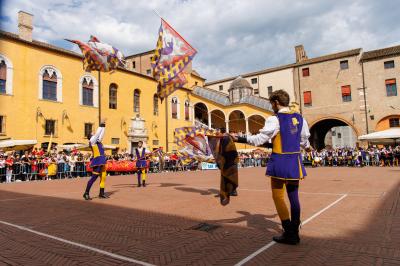 PALIO BANDIERE IN PIAZZA FERRARA