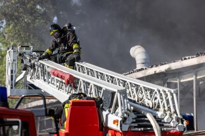 INCENDIO FABBRICA VETRORESINA MIGLIARINO