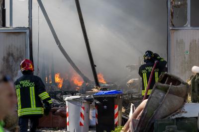 INCENDIO FABBRICA VETRORESINA MIGLIARINO