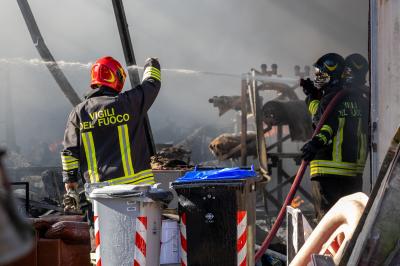 INCENDIO FABBRICA VETRORESINA MIGLIARINO