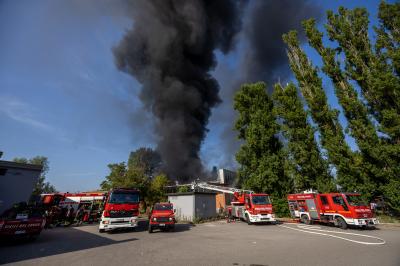 INCENDIO FABBRICA VETRORESINA MIGLIARINO