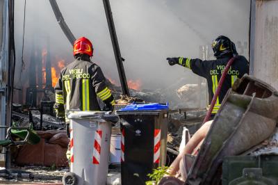 INCENDIO FABBRICA VETRORESINA MIGLIARINO