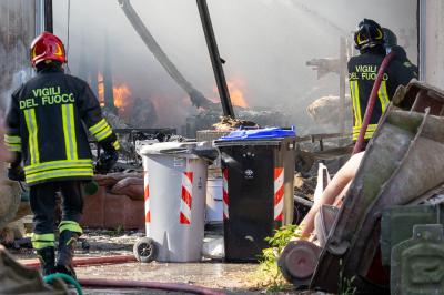 INCENDIO FABBRICA VETRORESINA MIGLIARINO