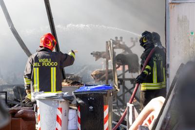 INCENDIO FABBRICA VETRORESINA MIGLIARINO