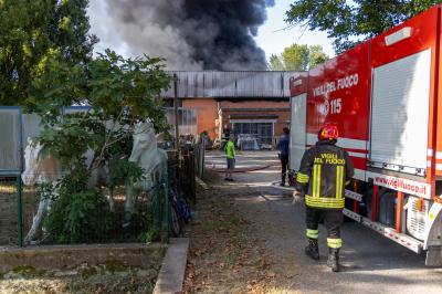 INCENDIO FABBRICA VETRORESINA MIGLIARINO