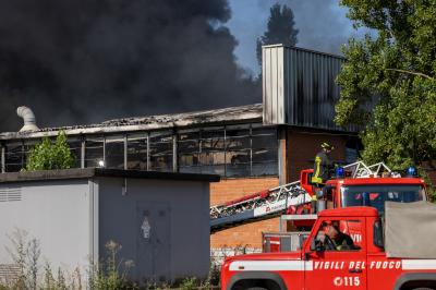 INCENDIO FABBRICA VETRORESINA MIGLIARINO