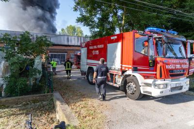 INCENDIO FABBRICA VETRORESINA MIGLIARINO