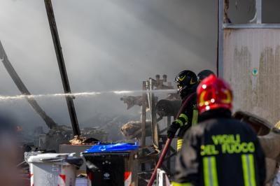 INCENDIO FABBRICA VETRORESINA MIGLIARINO