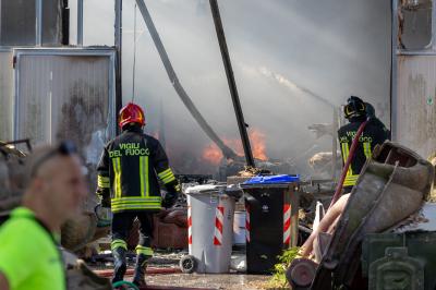 INCENDIO FABBRICA VETRORESINA MIGLIARINO