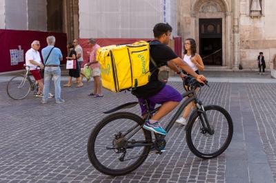 RIDER GLOVO FERRARA