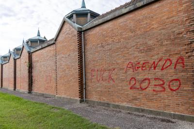 SCRITTE NO VAX CIMITERI