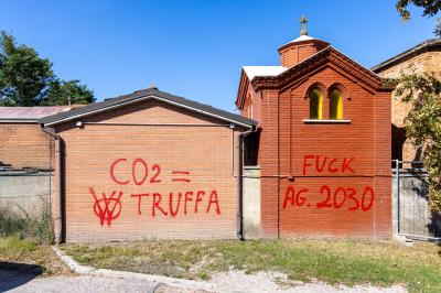 SCRITTE NO VAX CIMITERI