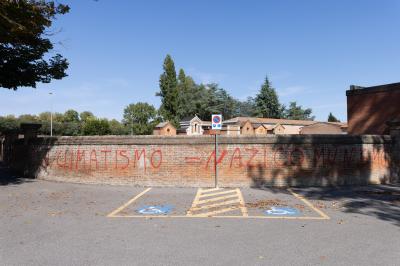 SCRITTE NO VAX CIMITERI