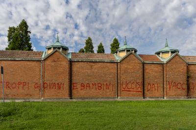 SCRITTE NO VAX CIMITERI