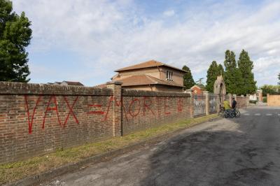 SCRITTE NO VAX CIMITERI