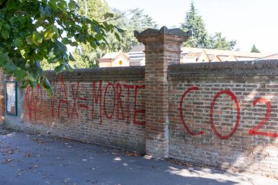 SCRITTE NO VAX CIMITERI