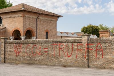 SCRITTE NO VAX CIMITERI