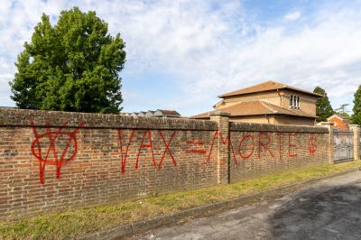 SCRITTE NO VAX CIMITERI