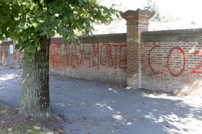 SCRITTE NO VAX CIMITERI