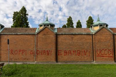 SCRITTE NO VAX CIMITERI