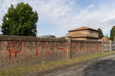 SCRITTE NO VAX CIMITERI