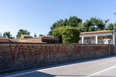 SCRITTE NO VAX CIMITERI