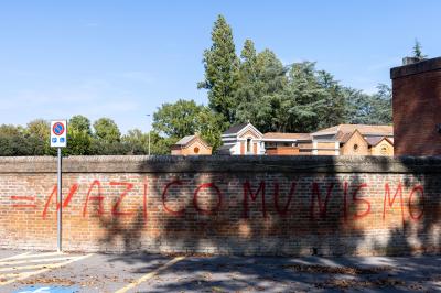 SCRITTE NO VAX CIMITERI