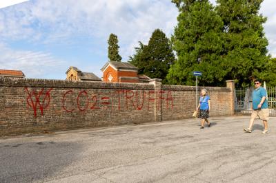 SCRITTE NO VAX CIMITERI