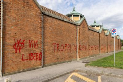 SCRITTE NO VAX CIMITERI