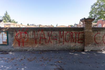 SCRITTE NO VAX CIMITERI