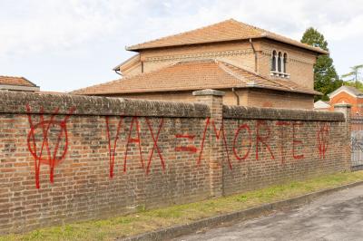 SCRITTE NO VAX CIMITERI