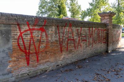 SCRITTE NO VAX CIMITERI