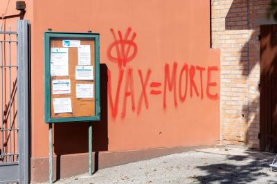 SCRITTE NO VAX CIMITERI