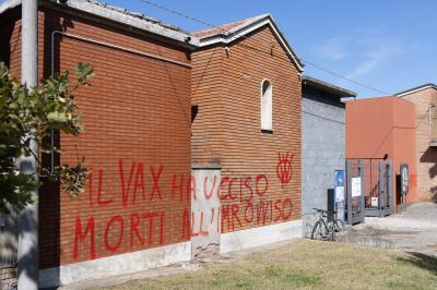 SCRITTE NO VAX CIMITERI