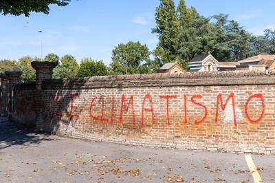 SCRITTE NO VAX CIMITERI