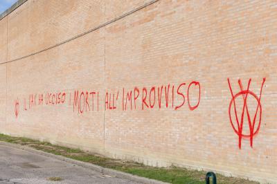 SCRITTE NO VAX CIMITERI