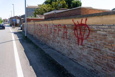 SCRITTE NO VAX CIMITERI