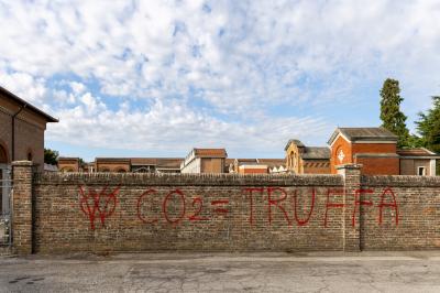 SCRITTE NO VAX CIMITERI