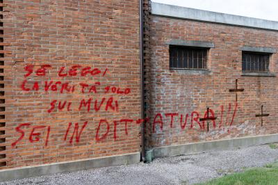 SCRITTE NO VAX CIMITERI