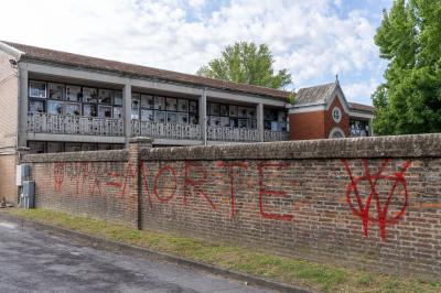 SCRITTE NO VAX CIMITERI