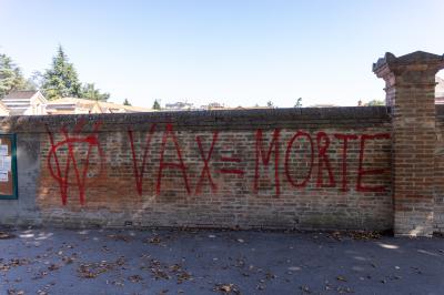 SCRITTE NO VAX CIMITERI