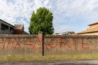 SCRITTE NO VAX CIMITERI