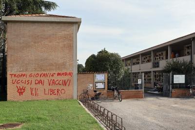 SCRITTE NO VAX CIMITERO QUACCHIO