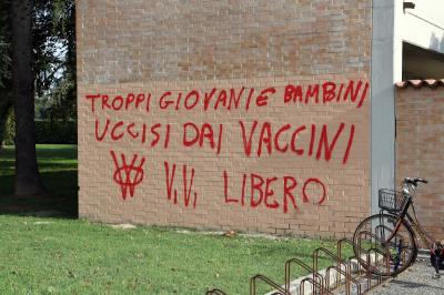 SCRITTE NO VAX CIMITERO QUACCHIO