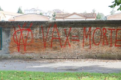 SCRITTE NO VAX CIMITERO QUACCHIO