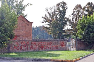 SCRITTE NO VAX CIMITERO QUACCHIO