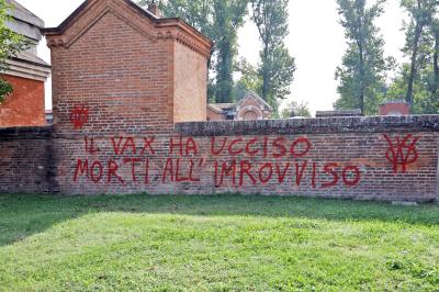 SCRITTE NO VAX CIMITERO QUACCHIO